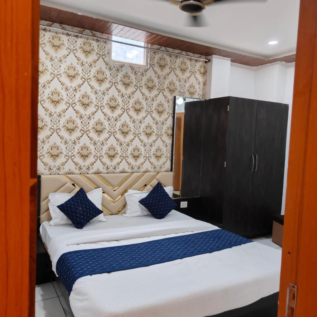 Dewās Rk Hotel & Restaurant מראה חיצוני תמונה