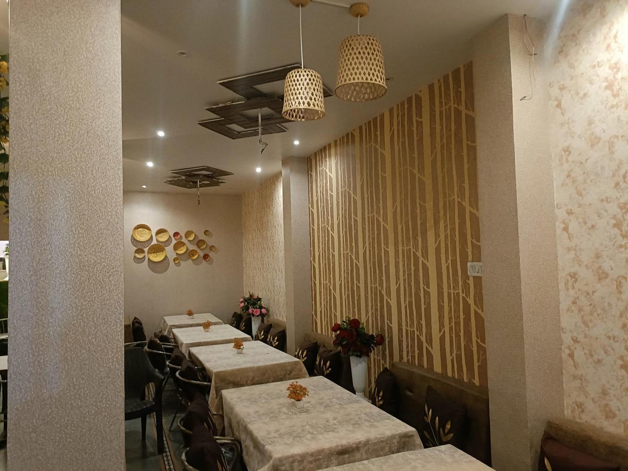 Dewās Rk Hotel & Restaurant מראה חיצוני תמונה